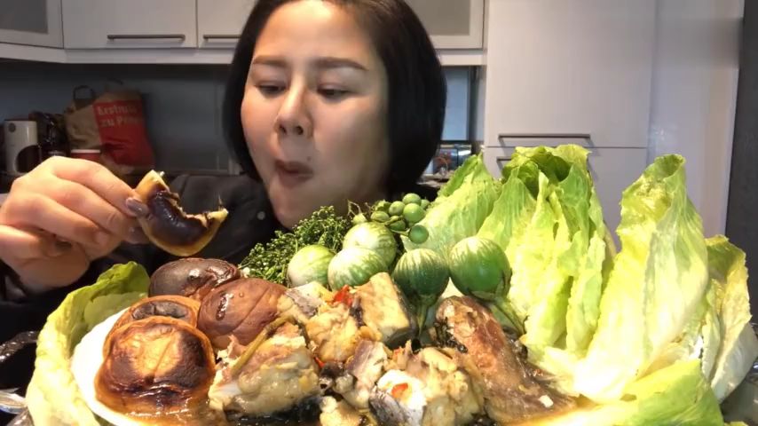 吃播:泰国大姐吃杂米饭,鱼肉,配新鲜蔬菜,营养丰富
